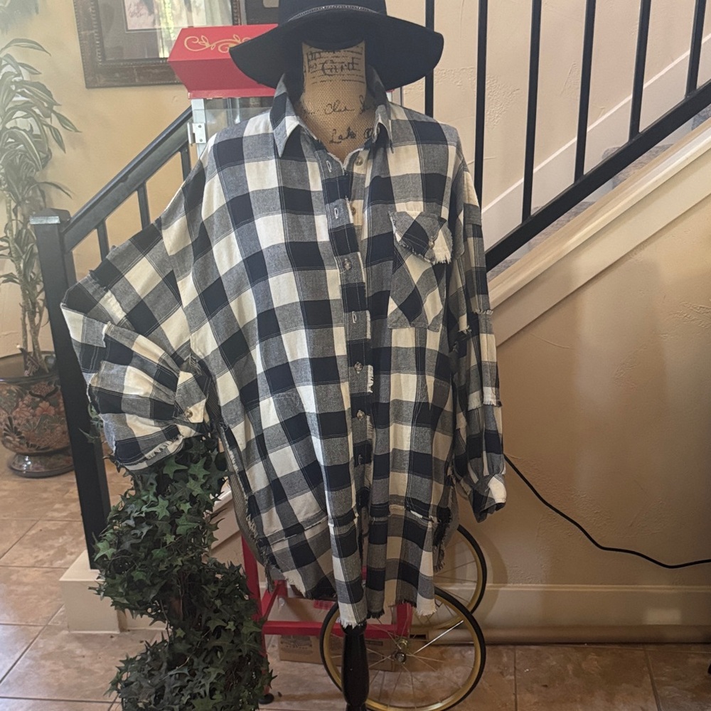 Easel Black and White Oversized Plaid Button-Up Top